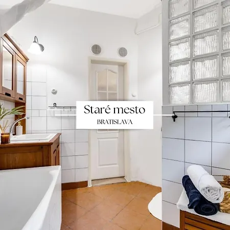 Stylish Historical + Backyard Apartamento Bratislava