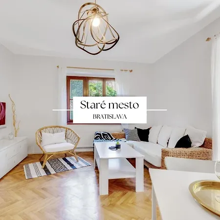 Stylish Historical + Backyard Διαμέρισμα