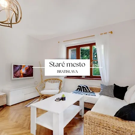 Lejlighed Stylish Historical + Backyard *