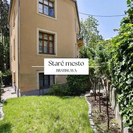 Stylish Historical + Backyard Apartament Bratysława