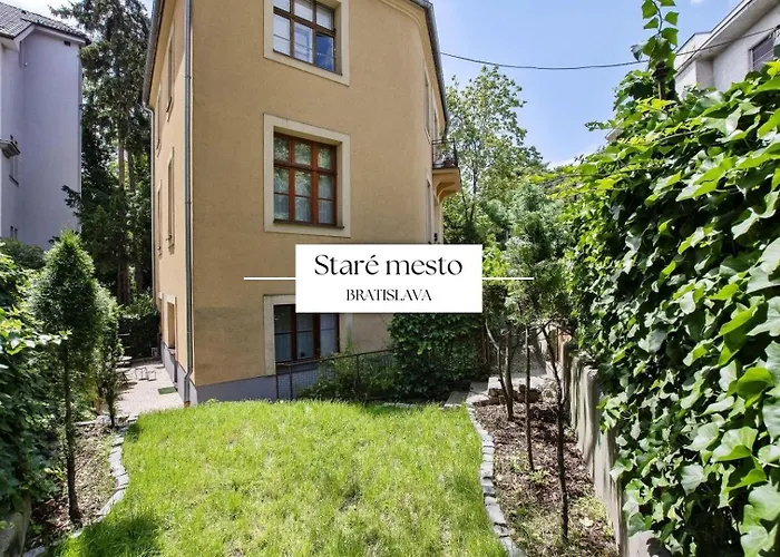Stylish Historical + Backyard アパート ブラチスラヴァ